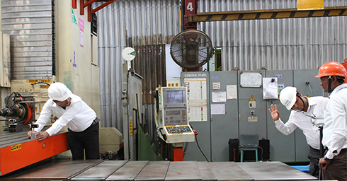 De medewerkers van Godrej kalibreren een CNC-machine met een XL-80 laser