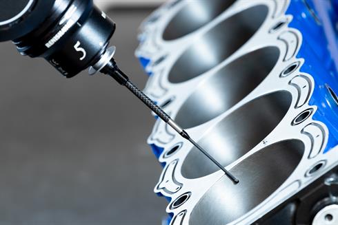 Een OPTiMUM™ diamanten stylus scant een aluminium Cosworth V10 motorblok met stalen cilindervoeringen
