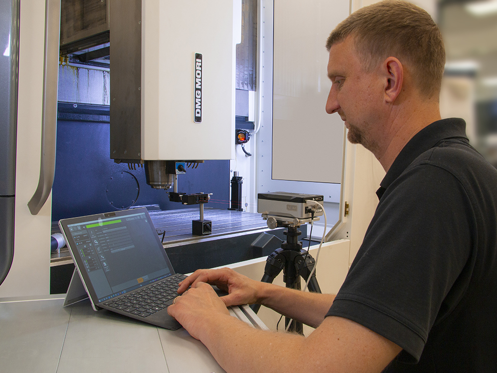 Uitleg over kalibratie - Toepassingstechnicus voert een XL-80 lasertest uit