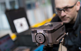 Craig Simpson, onderhoudstechnicus bij FMC Technologies, controleert de machinenauwkeurigheid met een XL-80 laserkalibratiesysteem.