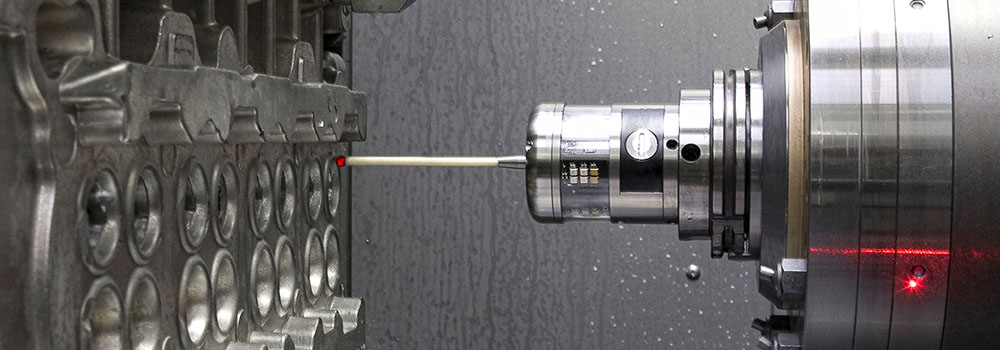 Een Renishaw OMP60 meettaster met optische transmissie meet belangrijke motorafmetingen