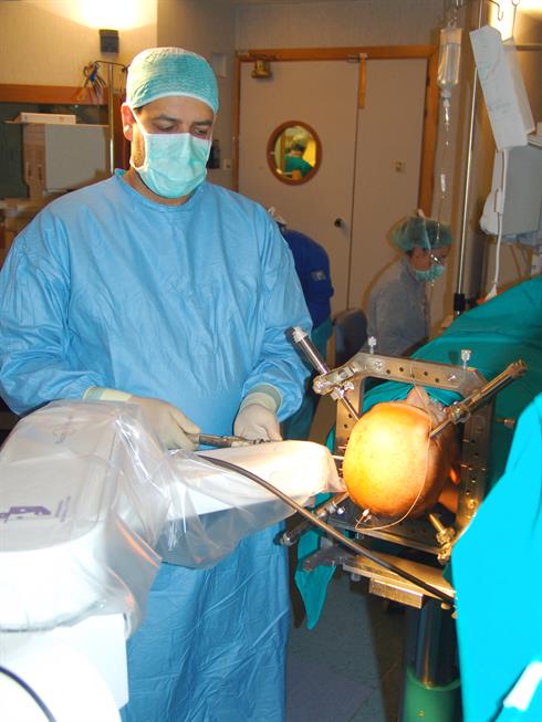 Dr. Cardinale gebruikt de neuromate robot tijdens een SEEG-procedure